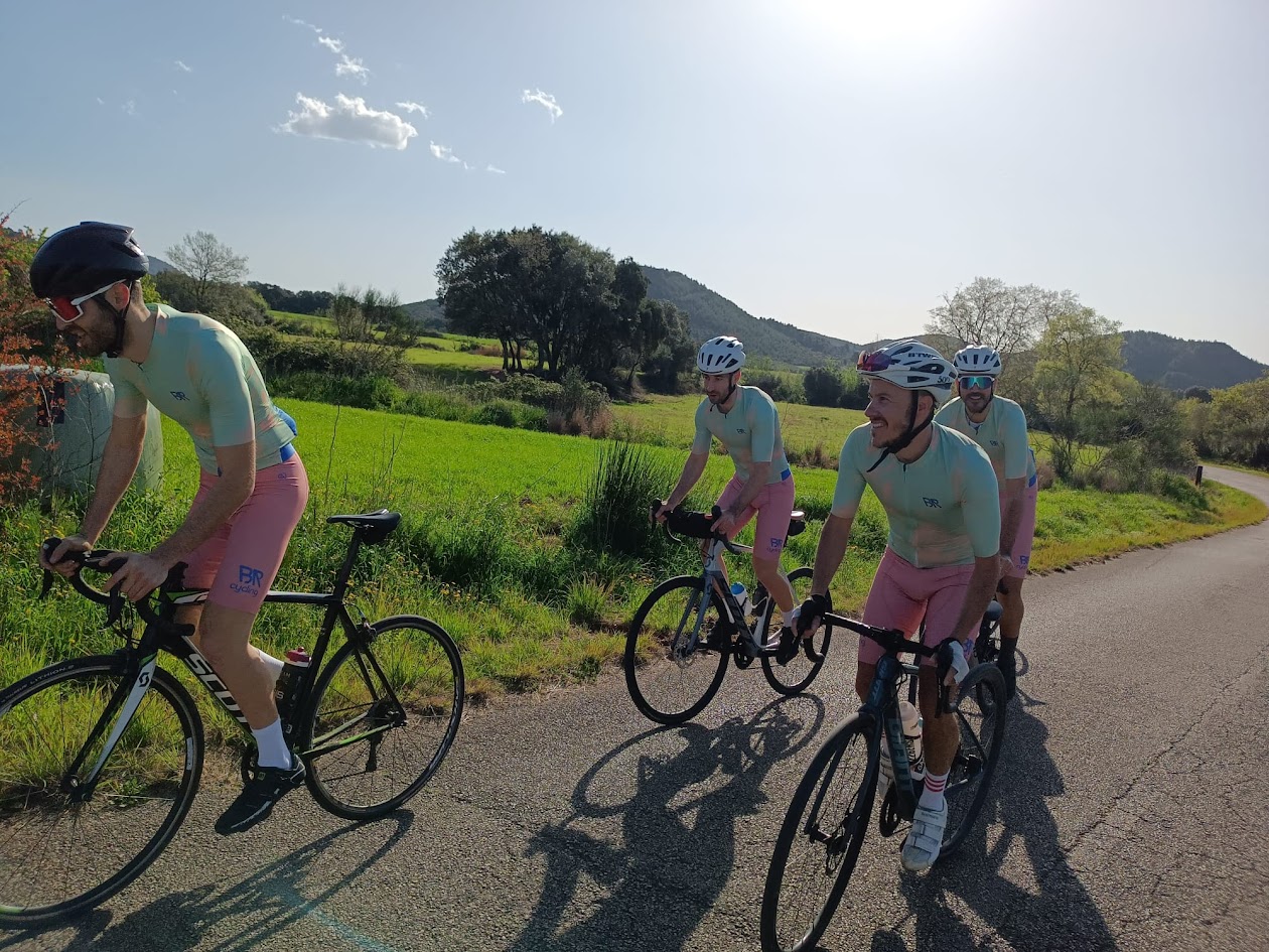 Equipo de Brava Cycling en una ruta ciclista por la Costa Brava