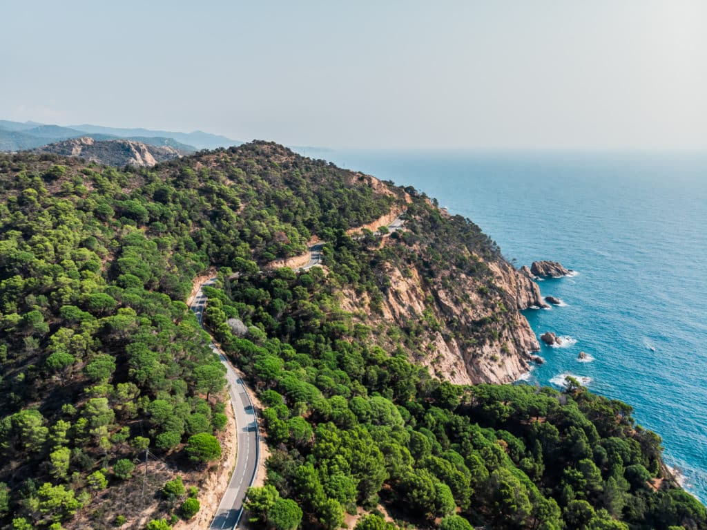 Costa Brava con carretera frente al mar Mediterráneo